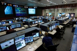 ISS-Flight-Control-Room-20061-294x195